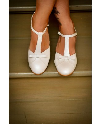 Ivory leather low-heeled T-strap bow shoes