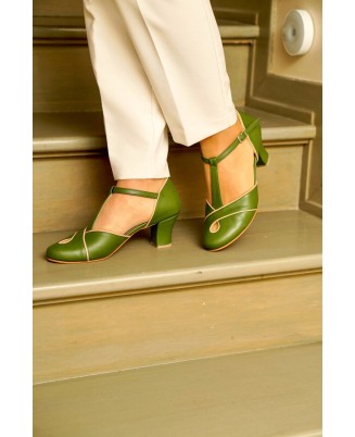 Green leather vintage T-strap low heels