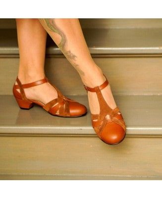 Brown leather vintage low-heeled shoes