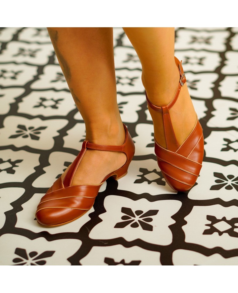 Brown leather vintage T-strap low heels