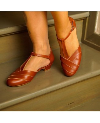 Brown leather vintage T-strap low heels