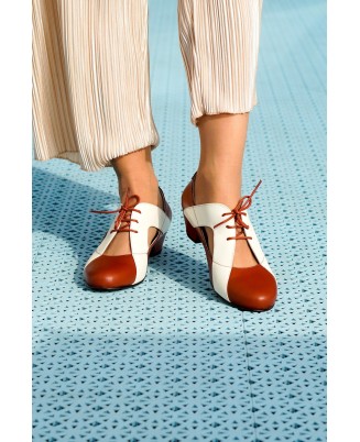 Brown and white leather vintage lace-up shoes